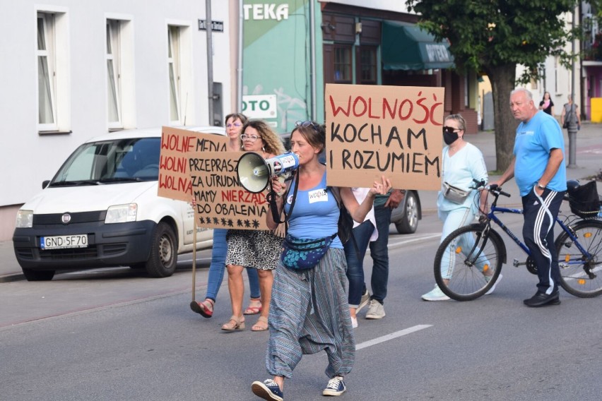 "Wolne Media Wolni Ludzie Wolna Polska". Protestujący przeszli ulicami Nowego Dworu Gdańskiego