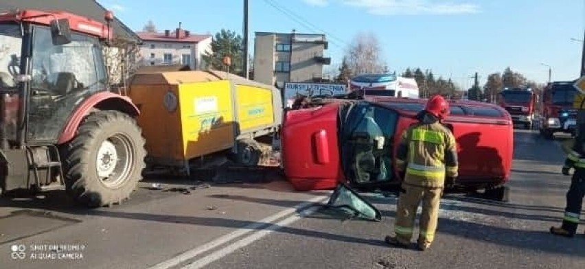 Kraksa w Skarżysku-Kamiennej. Samochód zderzył się z… maszyną do czyszczenia ulic