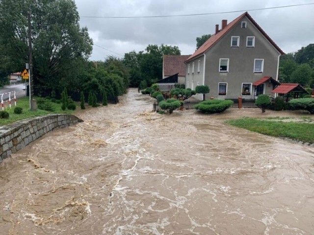W gminie Marcinowice woda przekroczyła stan alarmowy. Sytuacja jest bardzo niebezpieczna