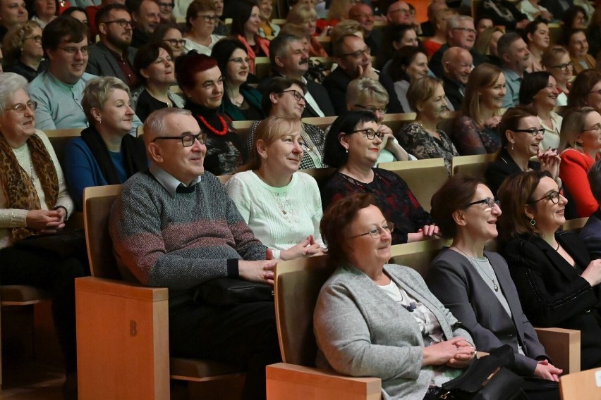 12 Tenorów & Diva na scenie Filharmonii Świętokrzyskiej w Kielcach. Zachwycali, wzruszali i rozśmieszali licznie zgromadzoną publiczność