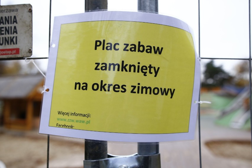 Plac zabaw w parku Ujazdowskim nieczynny przez całą zimę. Bo górki mogą pokryć się lodem. Mieszkańcy zdziwieni, dzieci zawiedzione 