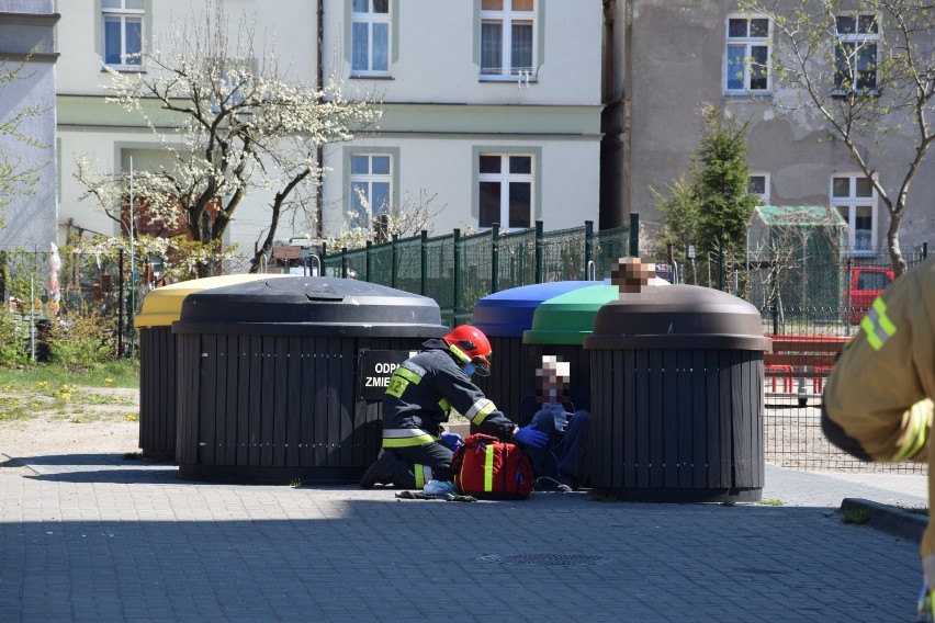 Wypadek w Szczecinku. Staruszek wpadł do kosza na śmieci [zdjęcia]