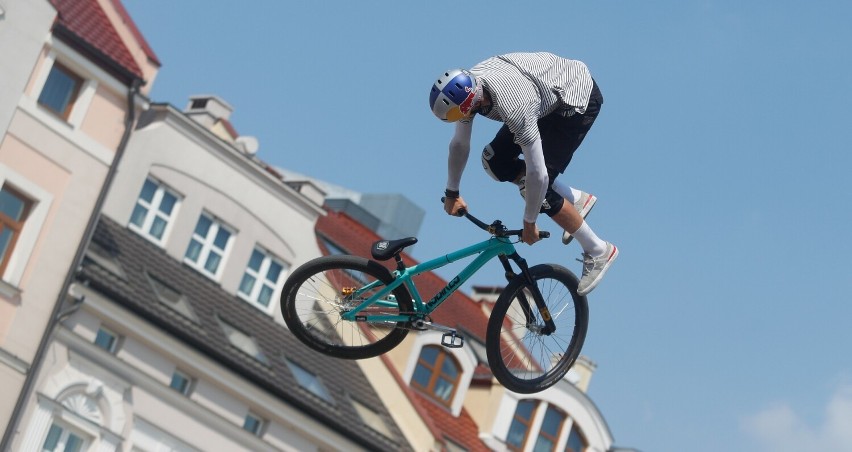 Podniebne loty na Rynku w Rzeszowie. Popisy akrobatyczne rowerzystów podczas Rzeszów Bike Festival