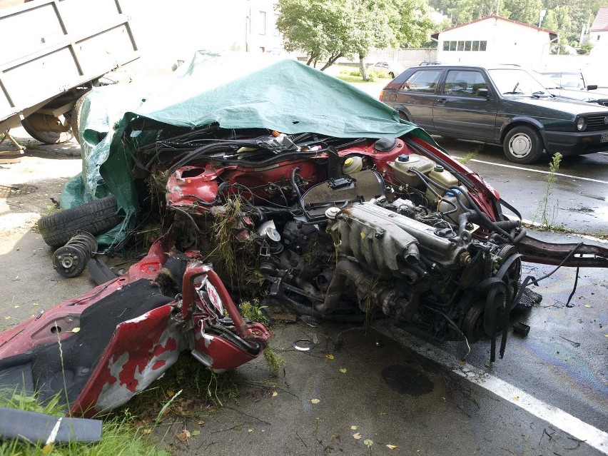 Audi w wyniku zderzenia straciło dach. Wrak samochodu...