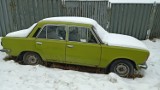 Kraków. Straż miejska holuje kolejne pojazdy. Wśród nich taki piękny, zielony duży fiat 125p