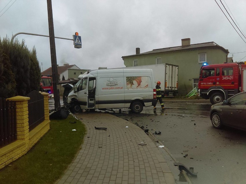 Wypadek w Jankowie Pierwszym. Ciężarówka wjechała w dom