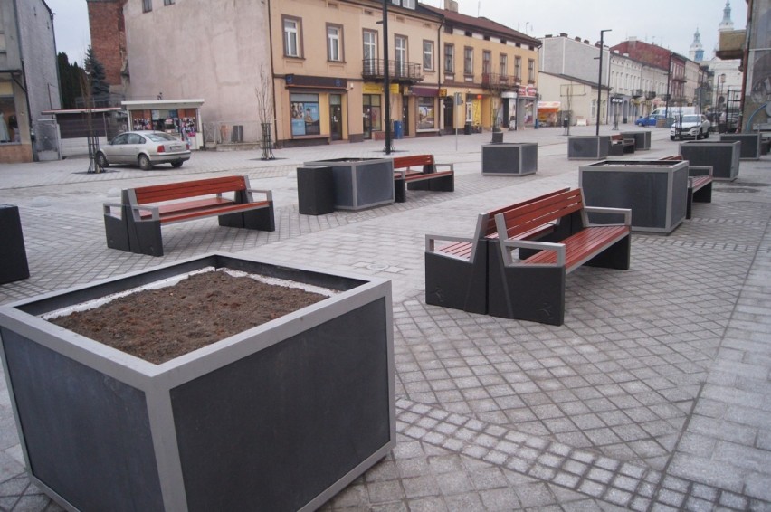 Ciąg dalszy prac na ulicy Reymonta w Radomsku. Są już ławki,...