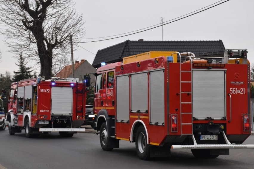 Pleszew. Kręcą "bączki" i urządzają samochodowe wyścigi....