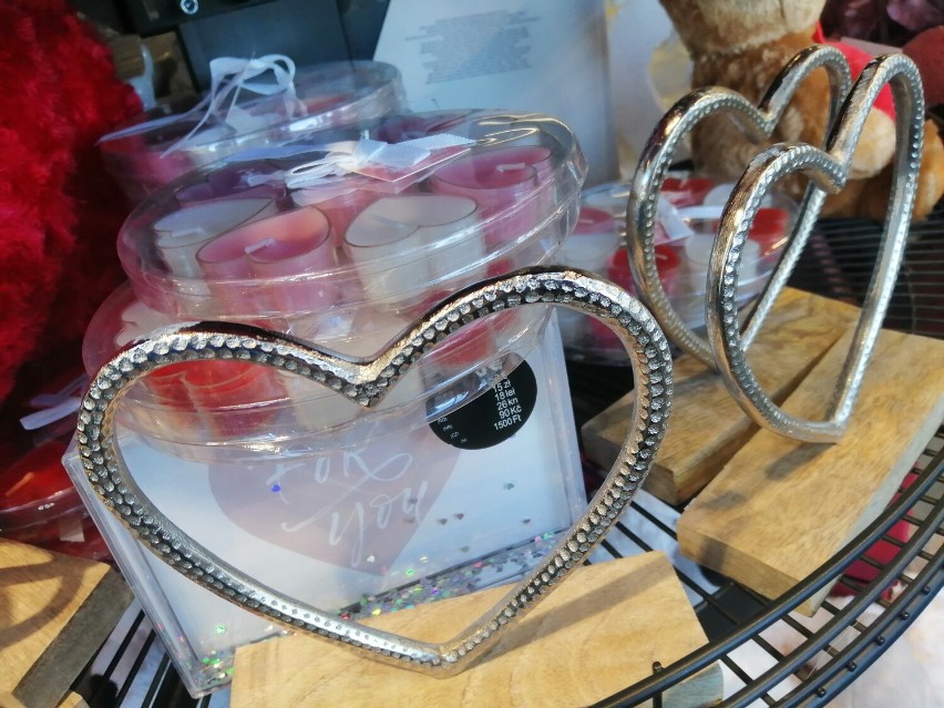 Walentynkowe wystawy sklepowe w Zduńskiej Woli. Sprzedawcy się przygotowali