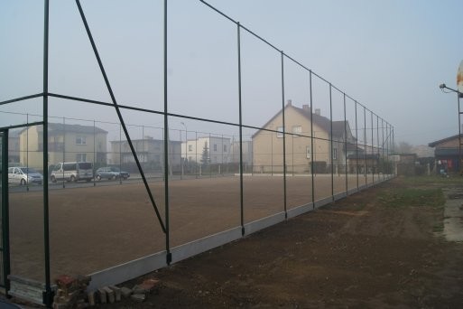 Kort tenisowy w Kaletach w budowie