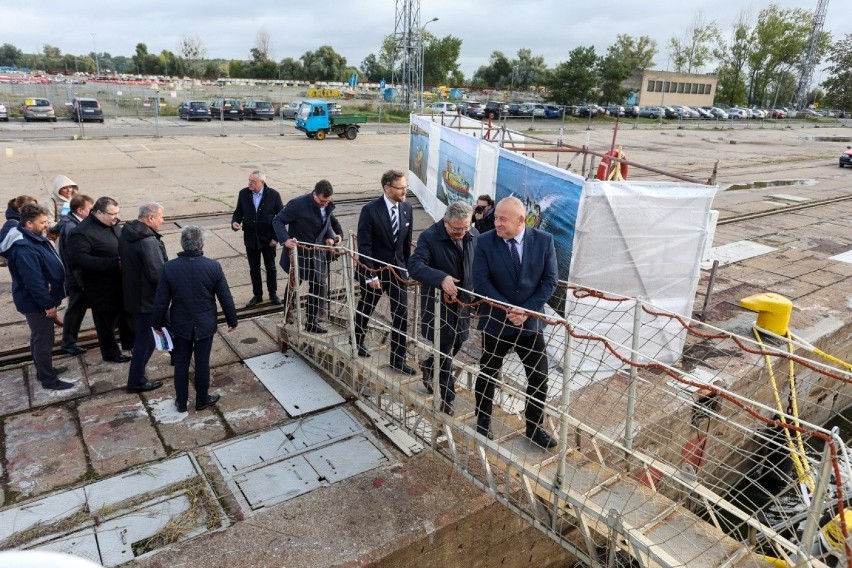 Ostatni z lodołamaczy wyrusza do Gdańska. Stocznia Gryfia...