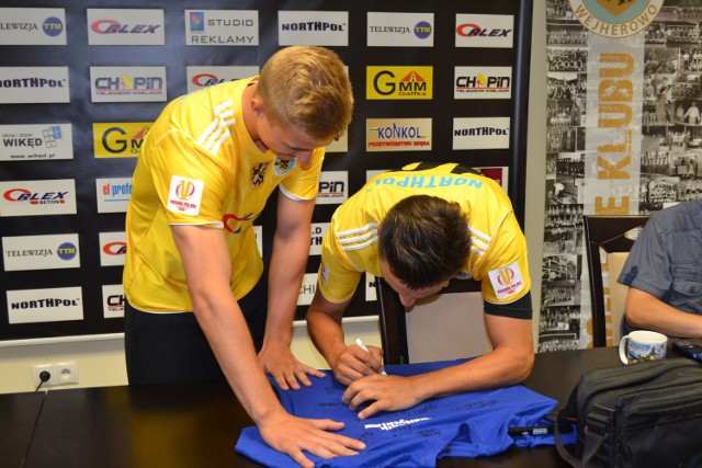 T-Shirt z autografami piłkarzy Gryfa Wejherowo jest jedną z nagród w Wirtualnej II Lidze Piłki Nożnej