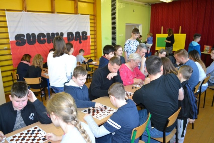 75 zawodników wzięło udział w VII Międzyszkolnym Turnieju Gry w Warcaby w Suchym Dębie [ZDJĘCIA]