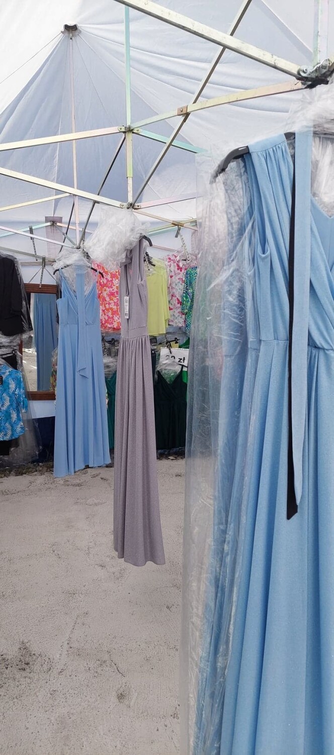 Sukienki, spódnice, żakiety, spodenki, buty i torebki na targowisku przy Dworaka. Zobacz, co się dzisiaj dobrze sprzedaje!