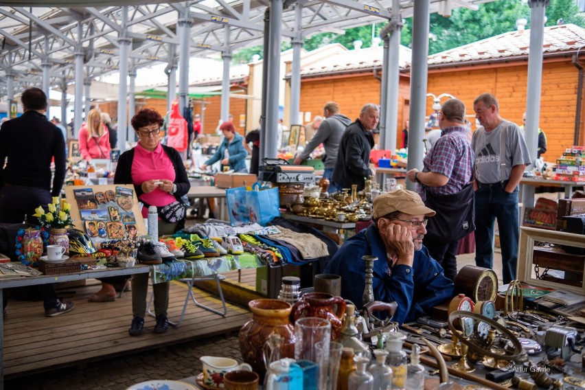 Niedzielne Bazary na Starówce mają swoich amatorów....