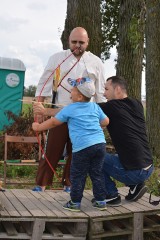 Dzieci grały w Parlinie w Wioskę Mocy. Spotkały tam zielarkę i łucznika [zdjęcia]