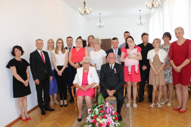 Państwo Elżbieta i Kazimierz Majewscy z Wałdowie świętowali 50. rocznicę ślubu w towarzystwie rodziny