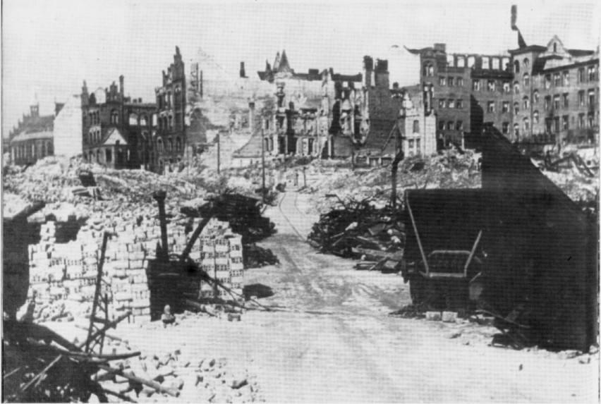 Ruiny w rejonie ulicy Wyszaka (1945).
