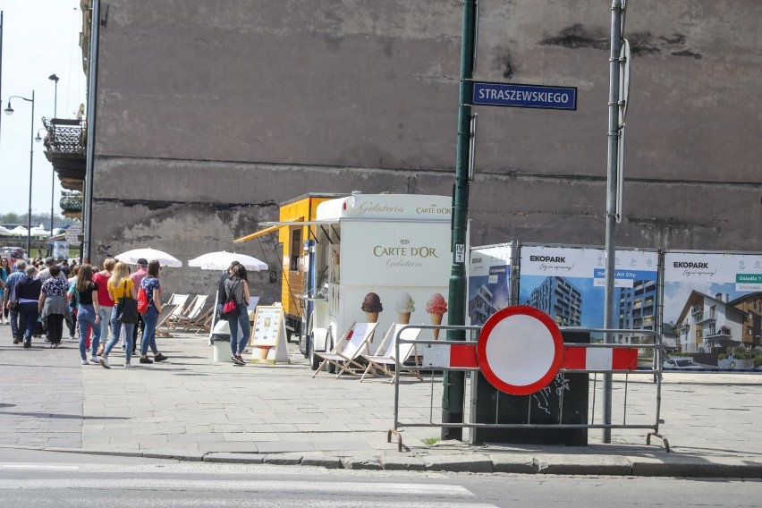 Teraz pojawiają się tu auta z jedzeniem. W przyszłości...