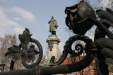 Wielkie czyszczenie pomniku Mickiewicza przy Krakowskim Przedmieściu