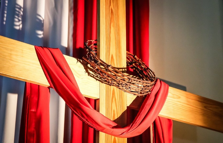 Wielkanoc 2020. Symboliczny krzyż z koroną cierniową w Wielką Sobotę w kościele św. Jerzego w Sopocie