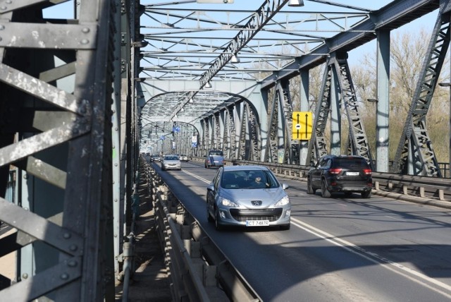 W najbliższy wtorek, 28 kwietnia, rozpocznie się pierwszy etap prac na moście drogowym im. J. Piłsudskiego w Toruniu. Na razie przeprawa nie zostanie zamknięta. Kierowcy będą mieli do dyspozycji dwa pasy ruchu – po jednym w każdą stronę. 

Jak informuje MZD, prace na moście drogowym w Toruniu zostaną podzielone na dwa etapy. Pierwszy z nich rozpocznie się 28 kwietnia i potrwa około dwóch tygodni. We wtorek, w godzinach przedpołudniowych, zostanie zamknięty wschodni pas ruchu w kierunku starówki. – Pozwoli nam to zwiększyć szerokość jezdni, którą wykorzystamy w kolejnych etapach prac – mówi Paweł Polański, dyrektor ds. mostowych warszawskiej firmy "Intop". 

CZYTAJ DALEJ >>>>>

Zobacz także: Toruński meteorolog: Stoimy u progu rekordowej, nienotowanej od dziesięcioleci suszy

Polecamy: Najstarsze, najsłynniejsze, największe... Wyjątkowe toruńskie zabytki TOP 10

