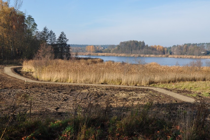 Odnowiono fragment szlaku turystycznego nad jeziorem...