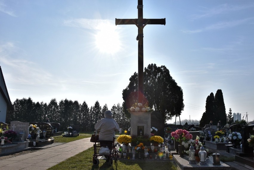 Wszystkich Świętych 2019 w Opolu. Rodziny nie zapominają o...