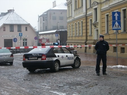 Ładunek wybuchowy w chojnickim areszcie - ćwiczenia antyterrorystyczne ZDJĘCIA