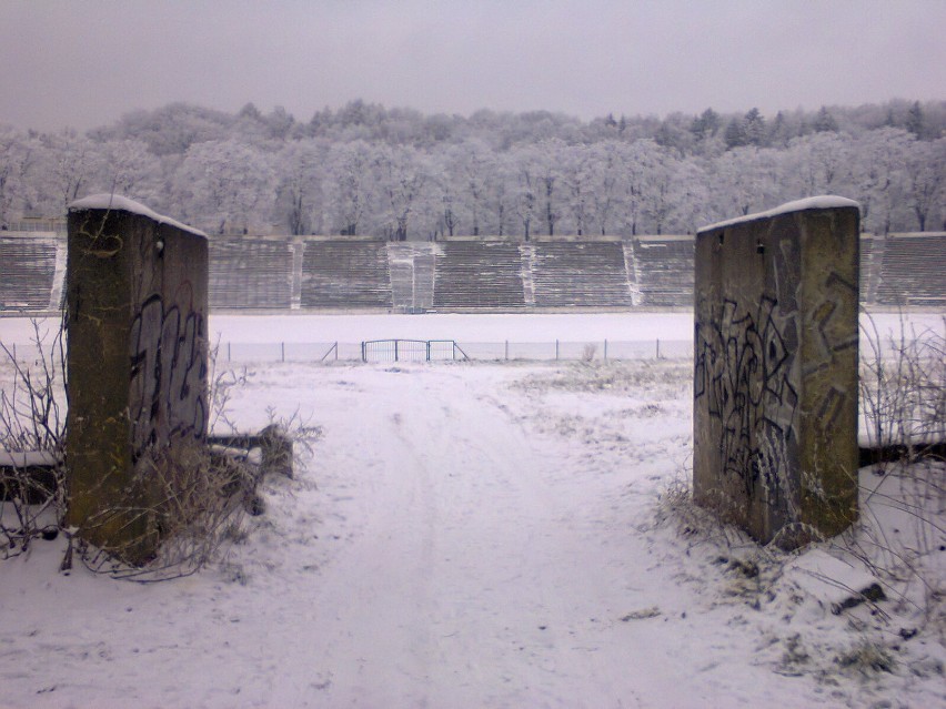 Stadion Górnika Wałbrzych w dzielnicy Nowe Miasto w zimowej...