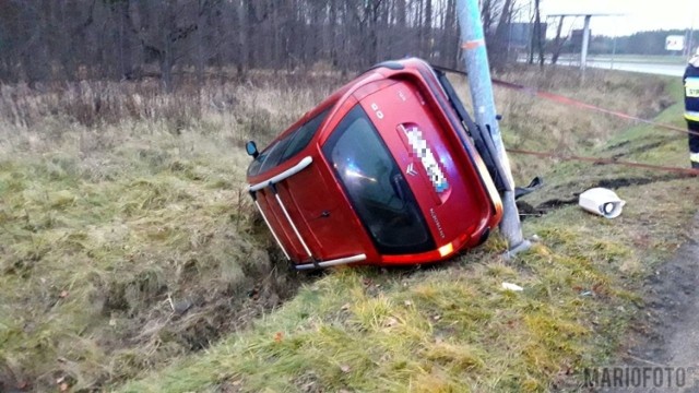 Do wypadku na rondzie im. Szczakiela w Opolu (wylotówka na Strzelce Opolskie) doszło po godz. 15.00. Auto wypadło z drogi i dachowało. Podróżowała nim kobieta z dwójką dzieci. Zostali zabrani do szpitala. Na miejsce wypadku zadysponowano pięć jednostek straży pożarnej.