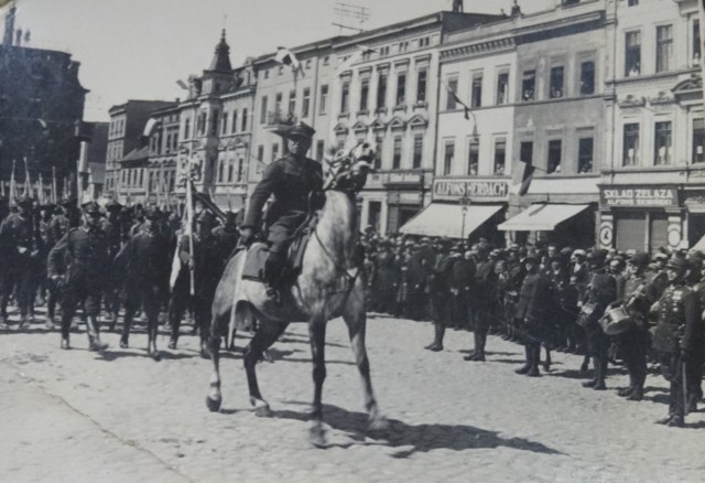 Defilada 56 Pułku Piechoty Wielkopolskiej na krotoszyńskim Rynku w 1937 r.