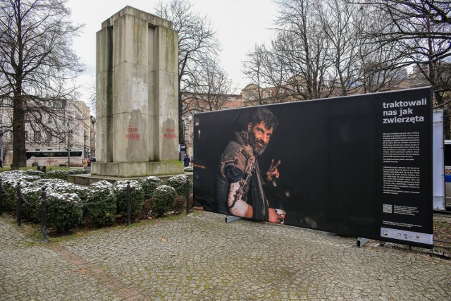 Wielkoformatową wystawę można oglądać do 31 marca. Organizatorem jest Stowarzyszenie Pokolenie we współpracy z miastem Katowice, Muzeum Śląskim i Fundacją BGK.