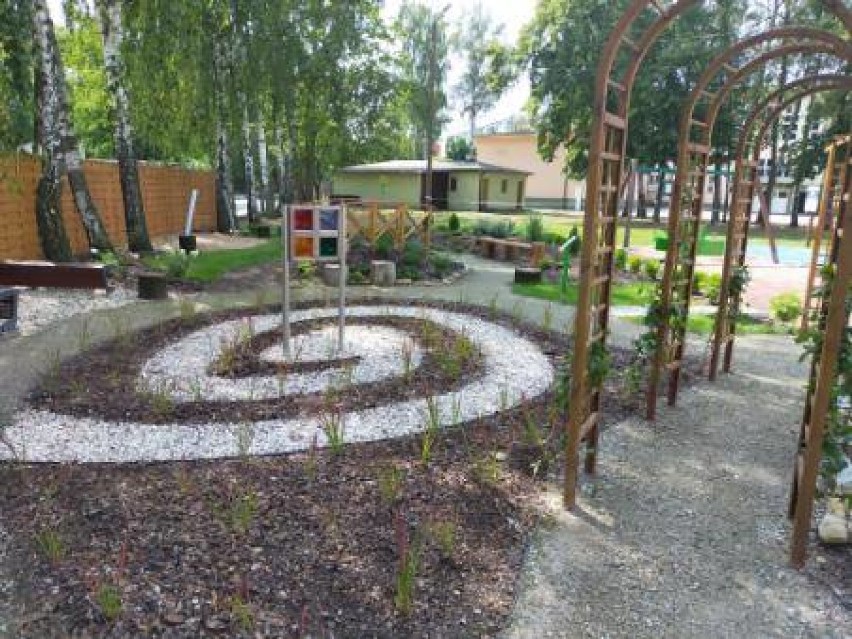 Ogród sensoryczny powstał przy Szkole Podstawowej nr 12 w Tomaszowie Maz. [ZDJĘCIA]