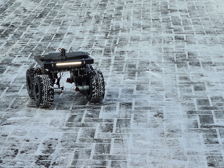 Robot bada jakość powietrza na białostockich osiedlach. To projekt uczniów Akademickiego Liceum Politechniki Białostockiej (zdjęcia)