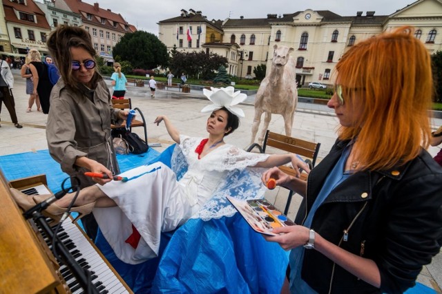 W Bydgoszczy rozpoczął się V Festwial Spotkań Nieprzypadkowych "Oko nigdy nie śpi". Atrakcji związanych z imprezą nie zabraknie również w Toruniu oraz Ostromecku.  - Jego tematem, zaproponowanym przez prof. Zbigniewa Mikołejkę, będzie „Twarz i Maska” - mówi Marta Filipiak, pomysłodawczyni „Oka...” z Fundacji Kultury Rozruch i Grupy Czarny Karzeł.. - Tym razem skupimy się na szukaniu prawdy w sztuce. Zmieniamy też miejsce festiwalu i rozszerzamy o inne lokalizacje.