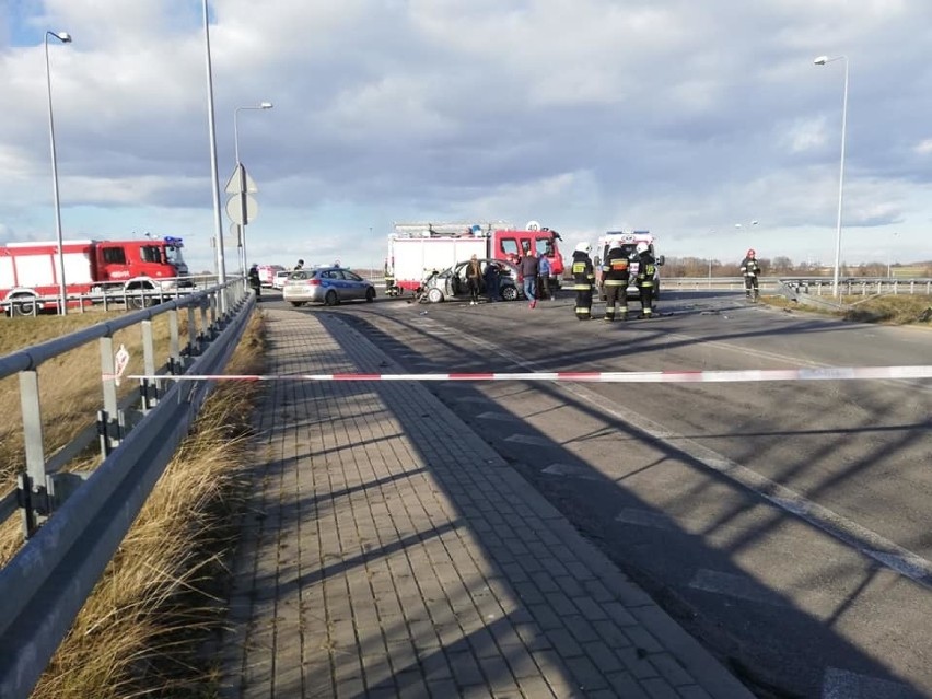 Wypadek na ul. Rypułtowickiej w Pabianicach. 2 osoby ranne ZDJĘCIA 