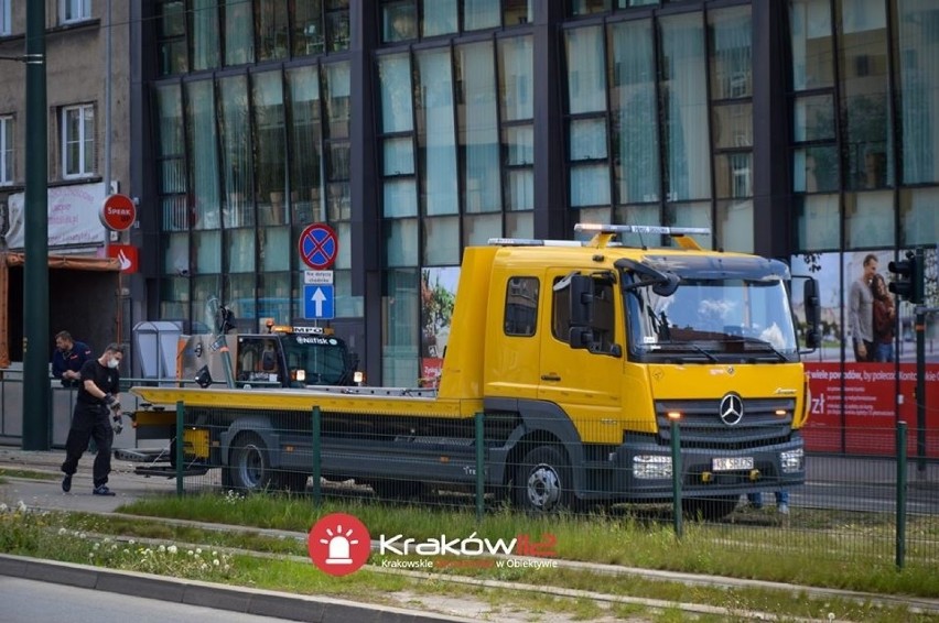 Wypadek w Krakowie na skrzyżowaniu ul. Mogilskiej i Cystersów. Policyjny radiowóz zderzył się z osobówką [ZDJĘCIA]