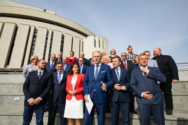 W poniedziałek w Bydgoszczy szef zarządu okręgowego PiS w Bydgoszczy Tomasz Latos, Ireneusz Stachowiak, lider Solidarnej Polski w regionie oraz Adam Banaszak, szef struktur Porozumienia, przedstawili kandydatów Zjednoczonej Prawicy w wyborach do Sejmiku Województwa Kujawsko-Pomorskiego. 

Na listach w okręgu bydgoskim znaleźli sie między innymi Michał Krzemkowski, dotychczasowy radny województwa i przewodniczący klubu PiS w Sejmiku, a także Paulina Wenderlich (będzie startować z trzeciego miejsca), była dyrektor generalna Kujawsko-Pomorskiego Urzędu Wojewódzkiego w Bydgoszczy. Prawica pozyskała też do współpracy byłego prezydenta Bydgoszczy Konstantego Dombrowicza, niegdyś wspieranego przez PO.


(BOB)