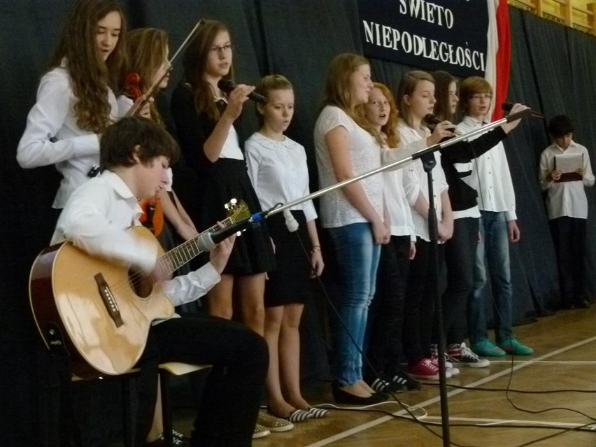 W gimnazjum nr 1 w Zduńskiej Woli uczcili Święto Niepodległości pieśniami