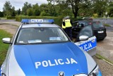 Strażnicy stoją z kamerą przy szkołach, dalej czekają policjanci. Trwa akcja "Bezpieczna droga do szkoły" 