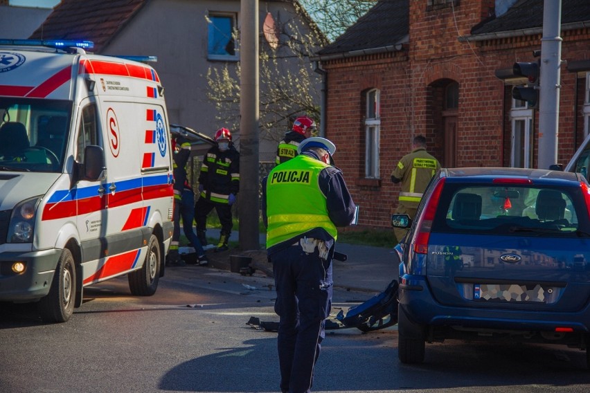 Na DK 11 doszło do zdarzenia, w którym udział brała karetka pogotowia ratunkowego [ZDJĘCIA]