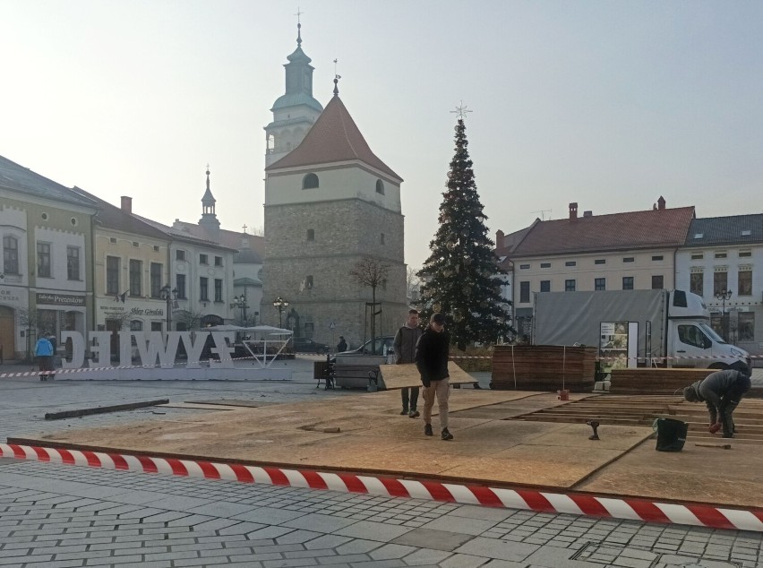 Trwa montaż miejskiego lodowiska na żywieckim Rynku