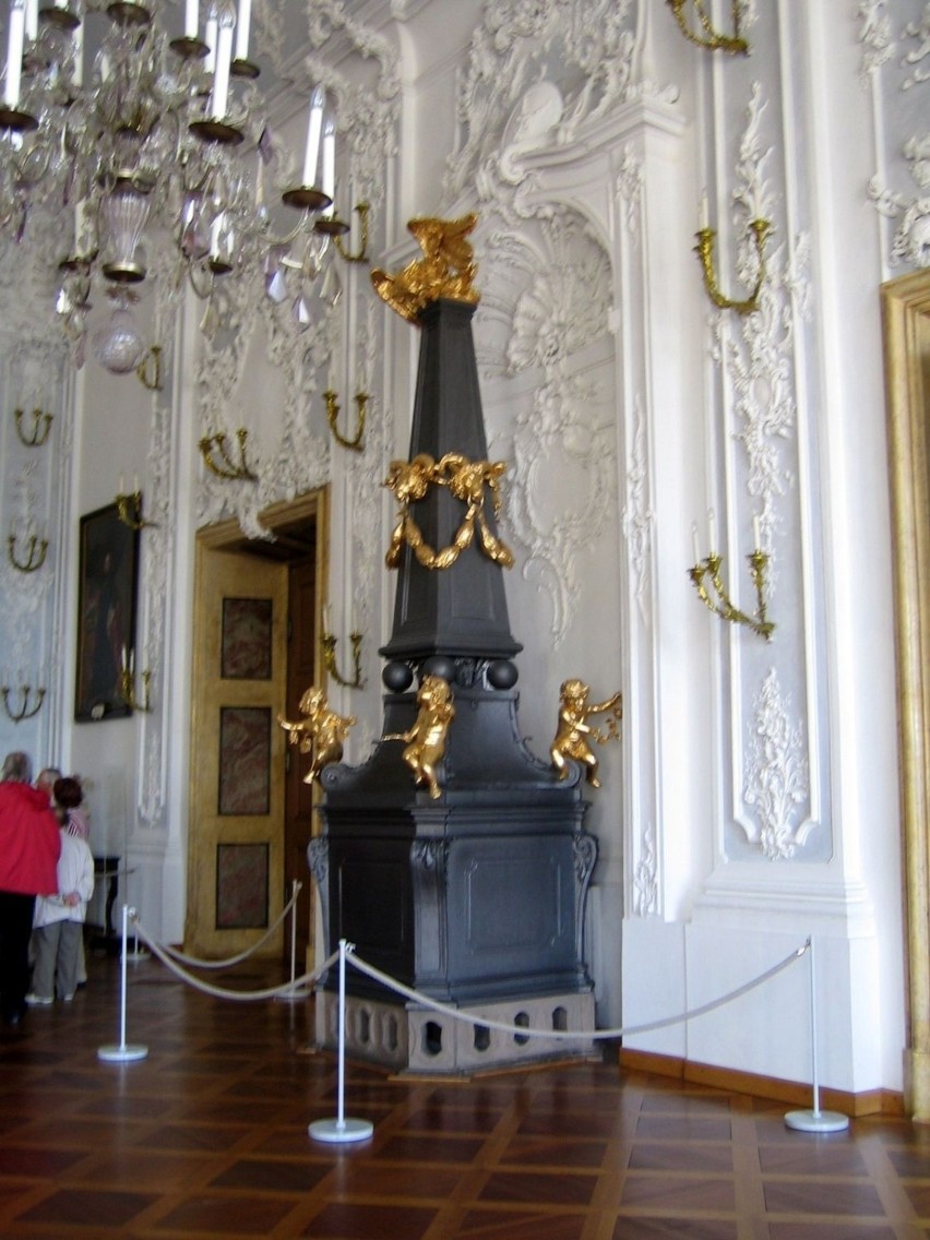 Biała sala ze stiukowymi dekoracjami Antonio Bossiego. Fot....