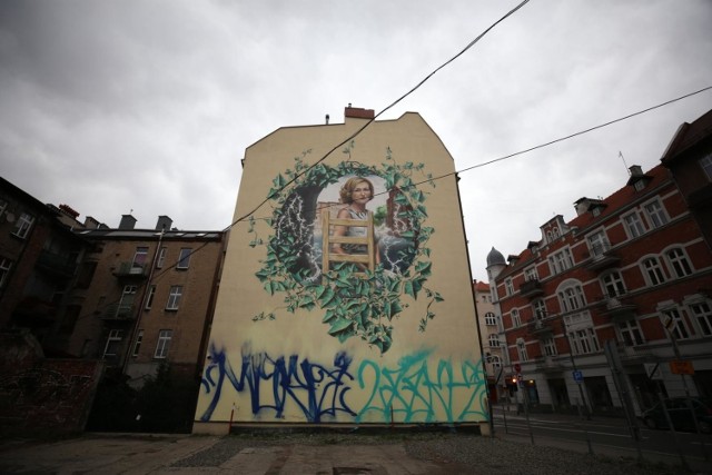 Zniszczony mural przedstawiający Krystynę Bochenek w centrum Katowic