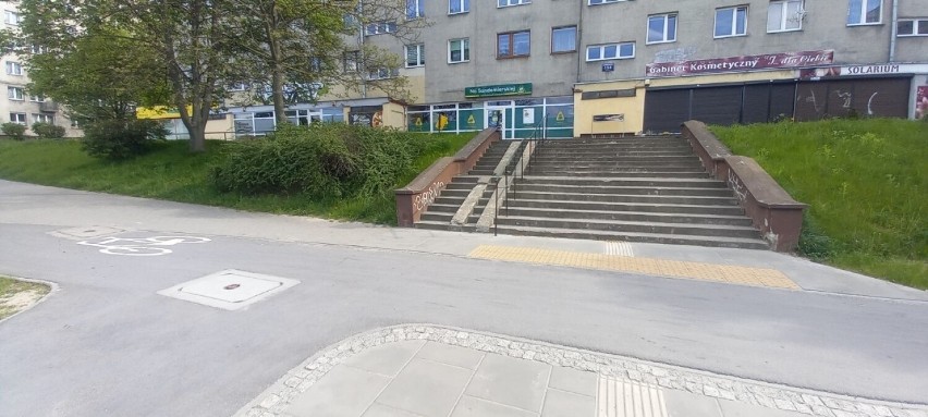 Na ulicy Sandomierskiej piesi schodzą ze schodów na ścieżkę...