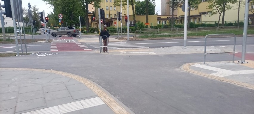 Ścieżka rowerowa bez pasów w rejonie ulic Niskiej i...