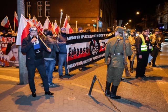 1 marca obchodzimy Dzień Pamięci Żołnierzy Wyklętych. Z tej okazji o godzinie 18.00 w kościele pw. św. Andrzeja Boboli odbyła się uroczysta masz święta w intencji żołnierzy wyklętych. Po godzinie 19 rozpoczął się Marsz Żołnierzy Wyklętych - spod kościoła pod obelisk Leszka Białego przy ul.  Markwarta. Zapraszamy do obejrzenia zdjęć.

Flash Info odcinek 4 - najważniejsze informacje z Kujaw i Pomorza.

