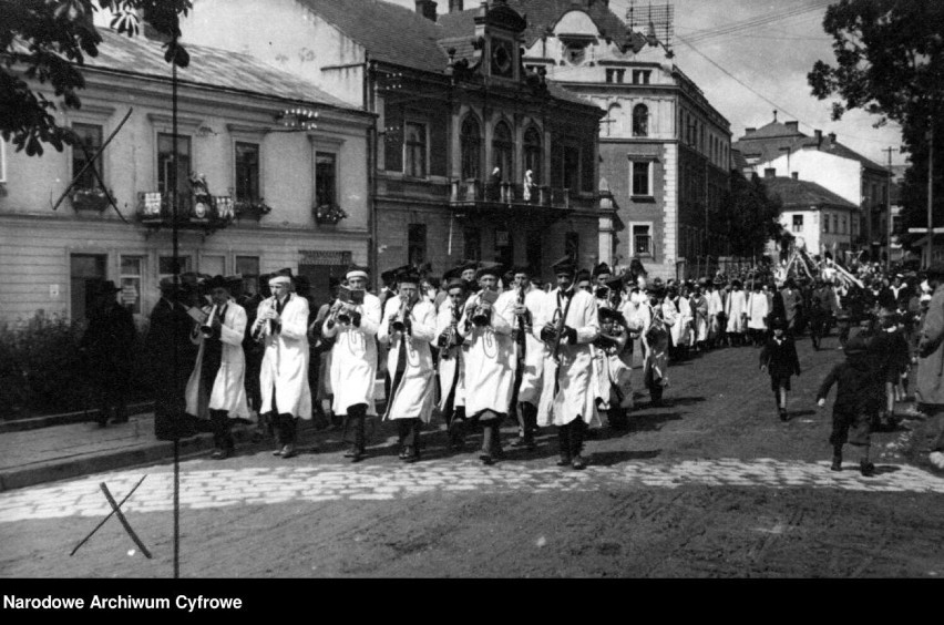 Dożynki w Krośnie – fragment pochodu ulicami miasta. 1933...