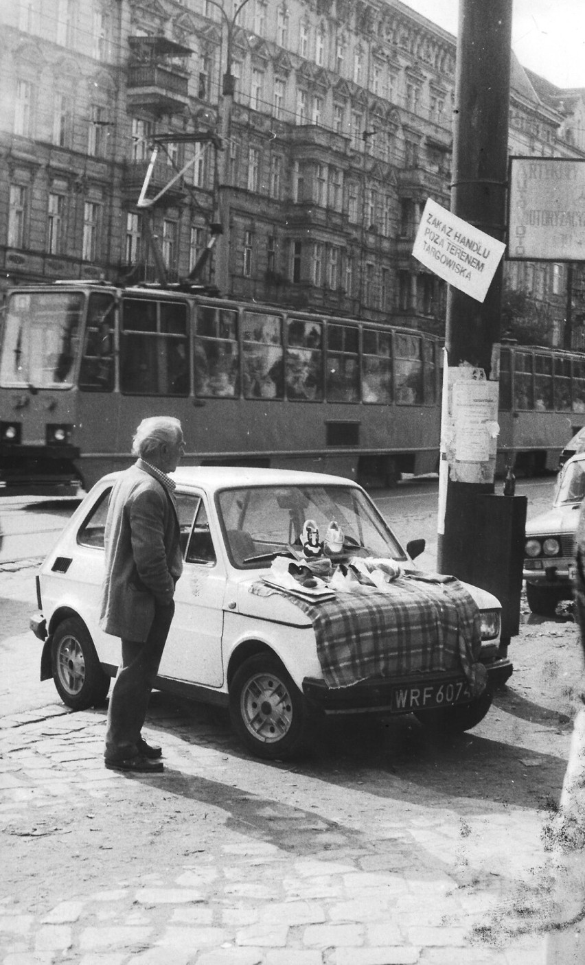 Młoda kapustka na Świdnickiej, koronkowe majtki na pl. Wolności. 30 lat temu we Wrocławiu handlowano wszystkim i wszędzie [ZDJĘCIA]